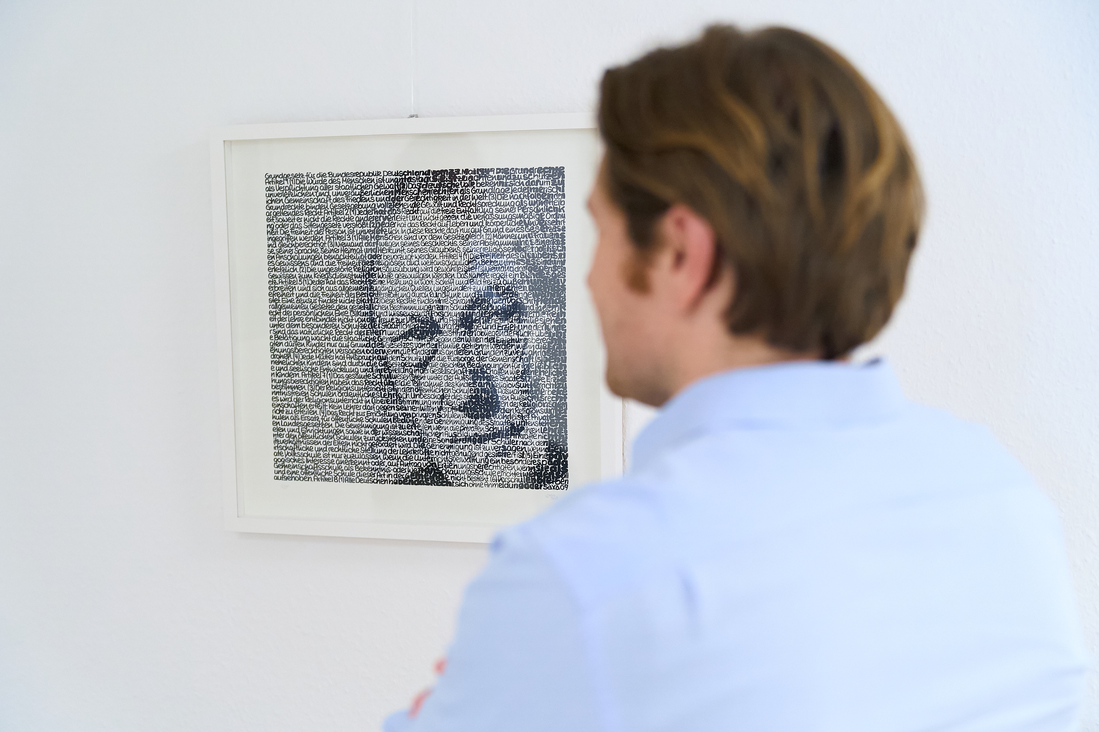 Arzt betrachtet ein Kunstwerk in der Praxis